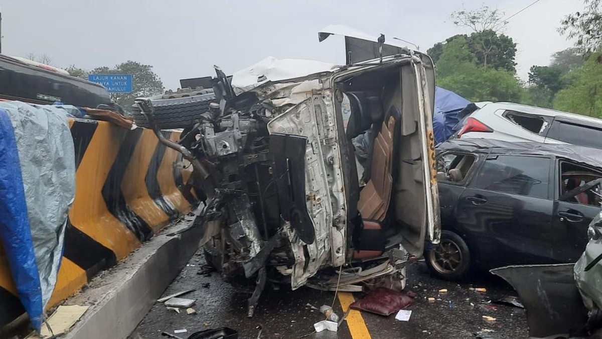 Momen Mengerikan: Kecelakaan Beruntun di Tol Cipularang, Mobil-mobil Terlindas dan Tumpang Tindih!