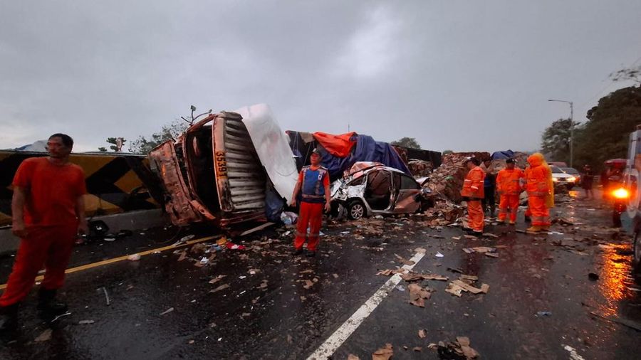 Kecelakaan beruntun tol Cipularang KM 92. Kecelakaan beruntun tol Cipularang KM 92. (Dok. Detikcom/Dian Firmansyah