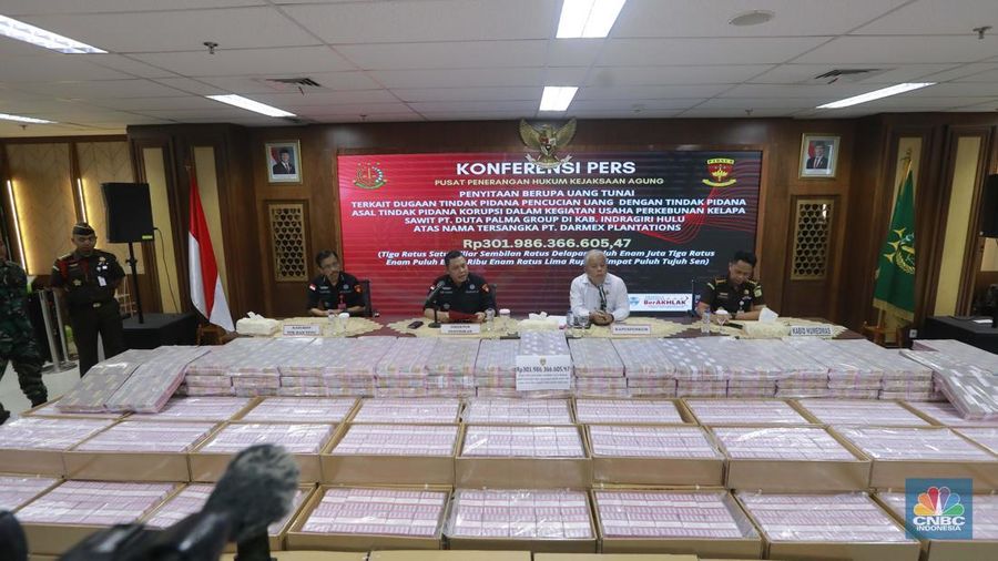 Konferensi pers Pusat penerangan Hukum Kejaksaan Agung, penyitaan uang terkait dugaan tindak pidana pencucian uang dengan tindak pidana korupsi dalam kegiatan usaha perkebunan kelapa sawit PT.Duta Palma Group atas PT Darmex Plantation di Kejaksaan Agung, Jakarta, Selasa, (12/11/2024). (CNBC Indonesia/Muhammad Sabki)