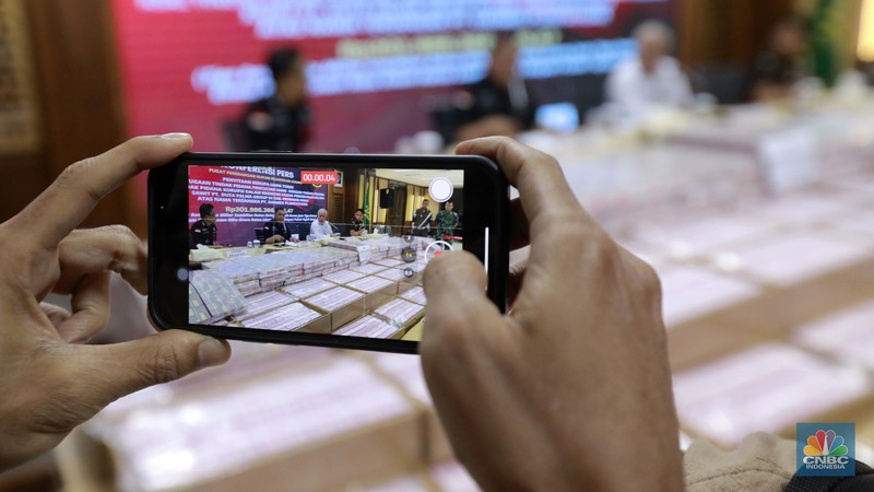 Konferensi pers Pusat penerangan Hukum Kejaksaan Agung, penyitaan uang terkait dugaan tindak pidana pencucian uang dengan tindak pidana korupsi dalam kegiatan usaha perkebunan kelapa sawit PT.Duta Palma Group atas PT Darmex Plantation di Kejaksaan Agung, Jakarta, Selasa, (12/11/2024). (CNBC Indonesia/Muhammad Sabki) Konferensi pers Pusat penerangan Hukum Kejaksaan Agung, penyitaan uang terkait dugaan tindak pidana pencucian uang dengan tindak pidana korupsi dalam kegiatan usaha perkebunan kelapa sawit PT.Duta Palma Group atas PT Darmex Plantation di Kejaksaan Agung, Jakarta, Selasa, (12/11/2024). (CNBC Indonesia/Muhammad Sabki)