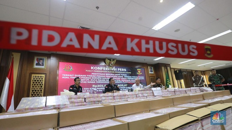 Konferensi pers Pusat penerangan Hukum Kejaksaan Agung, penyitaan uang terkait dugaan tindak pidana pencucian uang dengan tindak pidana korupsi dalam kegiatan usaha perkebunan kelapa sawit PT.Duta Palma Group atas PT Darmex Plantation di Kejaksaan Agung, Jakarta, Selasa, (12/11/2024). (CNBC Indonesia/Muhammad Sabki)