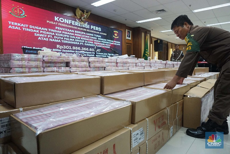 Konferensi pers Pusat penerangan Hukum Kejaksaan Agung, penyitaan uang terkait dugaan tindak pidana pencucian uang dengan tindak pidana korupsi dalam kegiatan usaha perkebunan kelapa sawit PT.Duta Palma Group atas PT Darmex Plantation di Kejaksaan Agung, Jakarta, Selasa, (12/11/2024). (CNBC Indonesia/Muhammad Sabki) Konferensi pers Pusat penerangan Hukum Kejaksaan Agung, penyitaan uang terkait dugaan tindak pidana pencucian uang dengan tindak pidana korupsi dalam kegiatan usaha perkebunan kelapa sawit PT.Duta Palma Group atas PT Darmex Plantation di Kejaksaan Agung, Jakarta, Selasa, (12/11/2024). (CNBC Indonesia/Muhammad Sabki)
