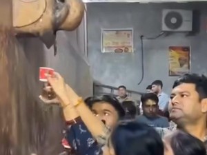Warga Antre Air Suci di Kuil India, eh Ternyata Air AC