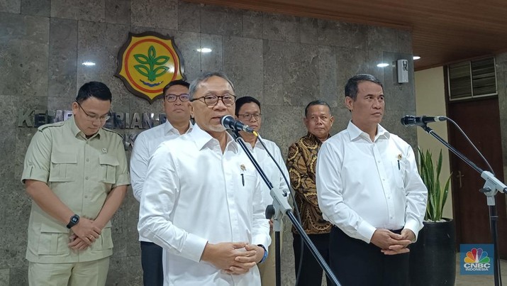 Menko Pangan Zulkifli Hasan dan Menteri Pertanian Andi Amran Sulaiman saat Konferensi Pers di kantor Kementan, Jakarta, Selasa (12/11/2024). (CNBC Indonesia/Martyasari Rizky)