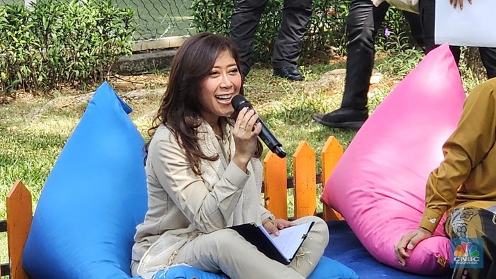 Menteri Komunikasi dan Digital (Menkomdigi) Meutya Hafid mengucapkan permohonan maaf atas perbuatan oknum pegawai Komdigi yang terlibat judi online yang disampaikan saat literasi digital di RPTRA Intiland Teduh Semperbarat, Cilincing, Jakarta Utara, Selasa (12/11/2024). (CNBC Indonesia/Intan Rakhmayanti Dewi)