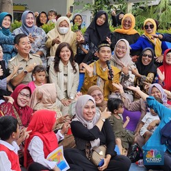 Maaf Menteri Meutya, Tahan Tangis di Depan Ibu-Ibu Korban Judi Online