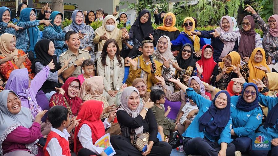 Menteri Komunikasi dan Digital (Menkomdigi) Meutya Hafid mengucapkan permohonan maaf atas perbuatan oknum pegawai Komdigi yang terlibat judi online yang disampaikan saat literasi digital di RPTRA Intiland Teduh Semperbarat, Cilincing, Jakarta Utara, Selasa (12/11/2024). (CNBC Indonesia/Intan Rakhmayanti Dewi)