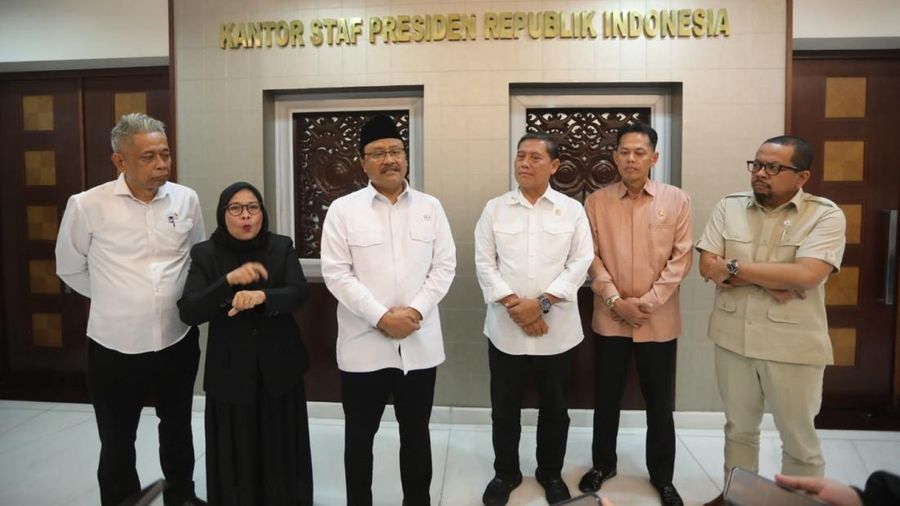 Menteri Sosial Saifullah Yusuf (Gus Ipul) mengadakan pertemuan dengan Kepala Kantor Staf Presiden Anto Mukti Putranto dan Kepala Badan Pengendalian Pembangunan dan Investigasi Khusus Aries Marsudiyanto di Kantor Staf Presiden, Jakarta, Senin (11/11/2024).