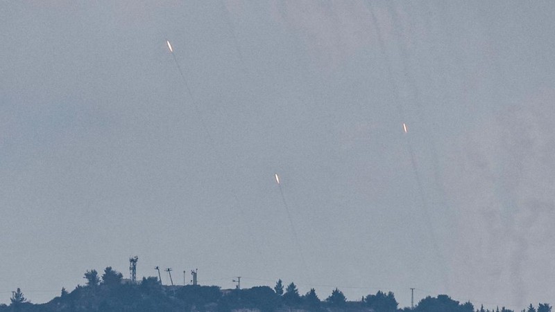 Sistem antirudal Iron Dome Israel beroperasi untuk intersepsi, di tengah permusuhan antara Hizbullah dan pasukan Israel, di kota utara Nahariya, Israel, 11 November 2024. (REUTERS/Thomas Peter)