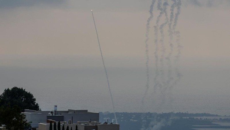 Sistem antirudal Iron Dome Israel beroperasi untuk intersepsi, di tengah permusuhan antara Hizbullah dan pasukan Israel, di kota utara Nahariya, Israel, 11 November 2024. (REUTERS/Thomas Peter)