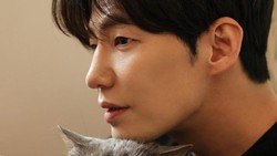 Rekan Kenang Kepribadian Song Jae Rim yang Selalu Ceria