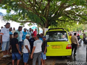 Sopir Angkot Demo di Ambon, Tuntut Penyesuaian Tarif Taksi Online