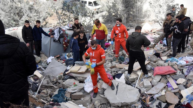 Asap mengepul di atas pinggiran selatan Beirut, setelah serangan Israel, di tengah permusuhan yang sedang berlangsung antara Hizbullah dan pasukan Israel, seperti yang terlihat dari Baabda, Lebanon 12 November 2024. (REUTERS/Adnan Abidi)