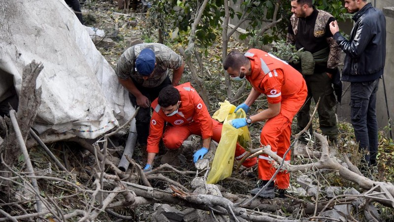 Asap mengepul di atas pinggiran selatan Beirut, setelah serangan Israel, di tengah permusuhan yang sedang berlangsung antara Hizbullah dan pasukan Israel, seperti yang terlihat dari Baabda, Lebanon 12 November 2024. (REUTERS/Adnan Abidi)