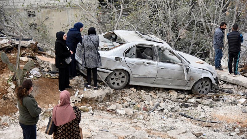 Asap mengepul di atas pinggiran selatan Beirut, setelah serangan Israel, di tengah permusuhan yang sedang berlangsung antara Hizbullah dan pasukan Israel, seperti yang terlihat dari Baabda, Lebanon 12 November 2024. (REUTERS/Adnan Abidi)