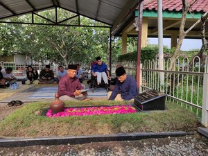 Ahmad Luthfi Nyekar ke Makam Istri, Ingat Pesan soal Jaga Amanah
