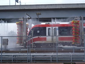 Bagaimana Kereta LRT Jabodebek Dicuci Usai Beroperasi?