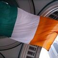 Bendera nasional Irlandia berkibar di Dermaga Rowes pada Hari St. Patrick. (AP/Charles Krupa)