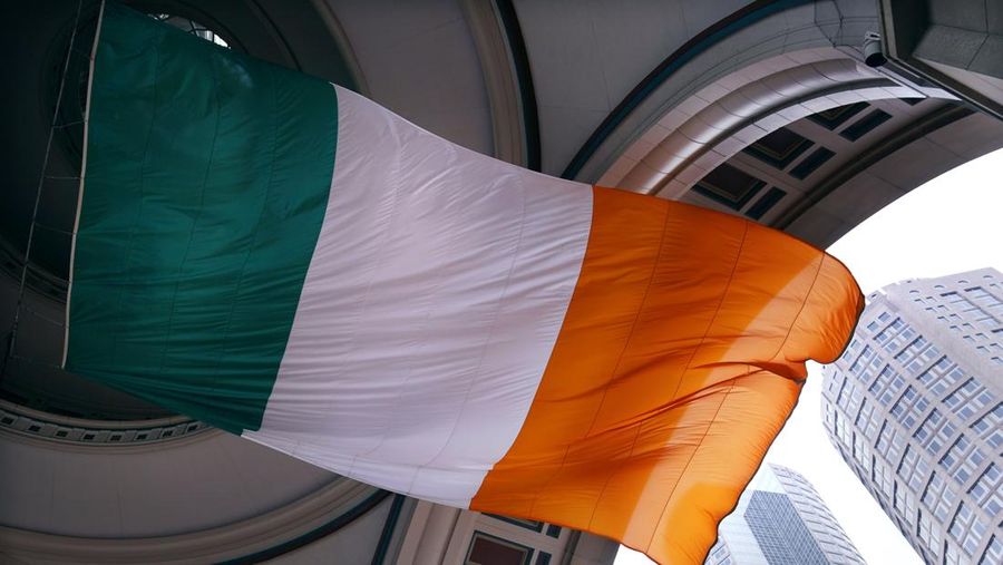 Bendera nasional Irlandia berkibar di Dermaga Rowes pada Hari St. Patrick. (AP/Charles Krupa)