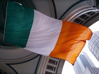 Bendera nasional Irlandia berkibar di Dermaga Rowes pada Hari St. Patrick. (AP/Charles Krupa)