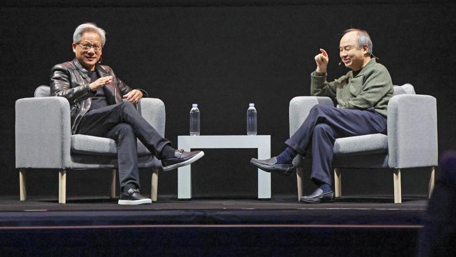CEO Nvidia Jensen Huang (kiri) dan CEO SoftBank Group Masayoshi Son berbincang selama acara AI di Tokyo pada 13 November 2024. (AFP/STR)
