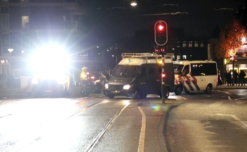 Gambar yang diambil dari video ini menunjukkan trem yang rusak di Amsterdam, Senin 11 November 2024, saat kota tersebut menghadapi ketegangan menyusul kekerasan minggu lalu. Gambar yang diambil dari video ini menunjukkan trem yang rusak di Amsterdam, Senin 11 November 2024, saat kota tersebut menghadapi ketegangan menyusul kekerasan minggu lalu. (AP Photo)