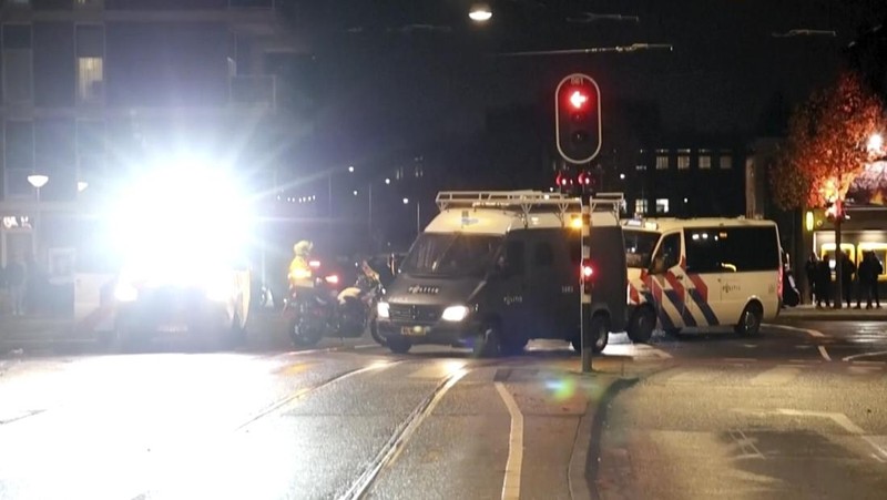 Gambar yang diambil dari video ini menunjukkan trem yang rusak di Amsterdam, Senin 11 November 2024, saat kota tersebut menghadapi ketegangan menyusul kekerasan minggu lalu. (AP Photo)