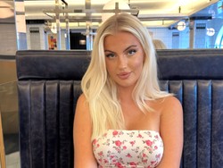 8 Foto Alex Mucci, Model Kontroversial yang Topless di Tempat Bersejarah