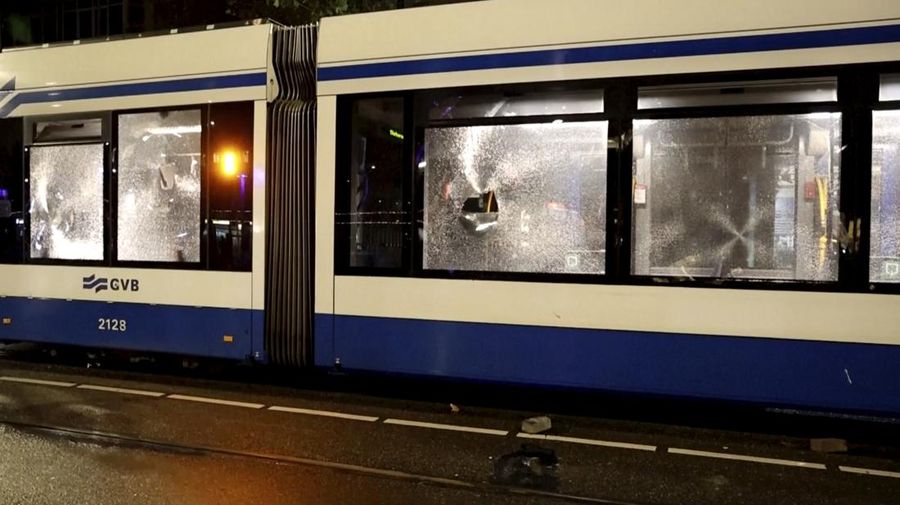 Gambar yang diambil dari video ini menunjukkan trem yang rusak di Amsterdam, Senin 11 November 2024, saat kota tersebut menghadapi ketegangan menyusul kekerasan minggu lalu. (AP Photo)