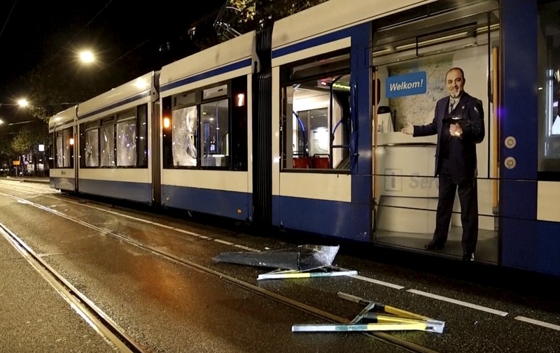 Gambar yang diambil dari video ini menunjukkan trem yang rusak di Amsterdam, Senin 11 November 2024, saat kota tersebut menghadapi ketegangan menyusul kekerasan minggu lalu. (AP Photo)