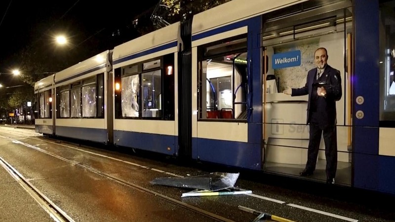 Gambar yang diambil dari video ini menunjukkan trem yang rusak di Amsterdam, Senin 11 November 2024, saat kota tersebut menghadapi ketegangan menyusul kekerasan minggu lalu. (AP Photo)