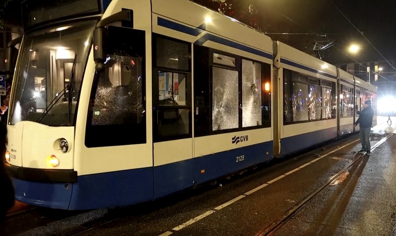 Gambar yang diambil dari video ini menunjukkan trem yang rusak di Amsterdam, Senin 11 November 2024, saat kota tersebut menghadapi ketegangan menyusul kekerasan minggu lalu. Gambar yang diambil dari video ini menunjukkan trem yang rusak di Amsterdam, Senin 11 November 2024, saat kota tersebut menghadapi ketegangan menyusul kekerasan minggu lalu. (AP Photo)
