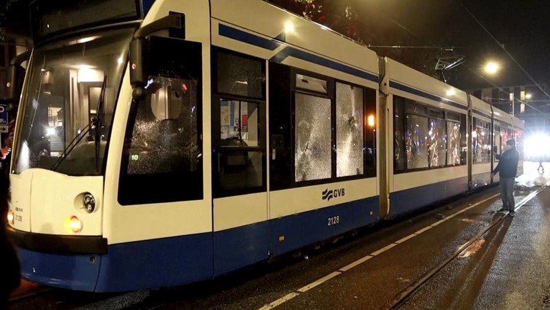 Gambar yang diambil dari video ini menunjukkan trem yang rusak di Amsterdam, Senin 11 November 2024, saat kota tersebut menghadapi ketegangan menyusul kekerasan minggu lalu. (AP Photo)