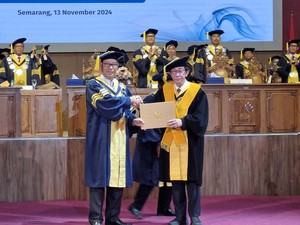 Irwan Hidayat Terima Gelar Doktor Honoris Causa dari Unnes