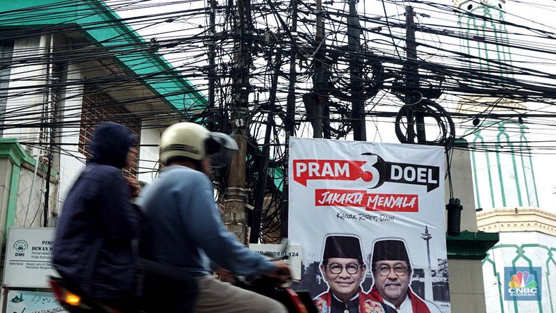 Jaringan kabel utilitas semrawut di Jalan Raya Kemang, Jakarta Rabu (13/11/2024). Semrawutnya jaringan kabel utilitas itu dikeluhkan warga karena selain mengurangi kenyamanan dan keindahan kota, juga berpotensi membahayakan pengguna jalan. (CNBC Indonesia/Muhammad Sabki)