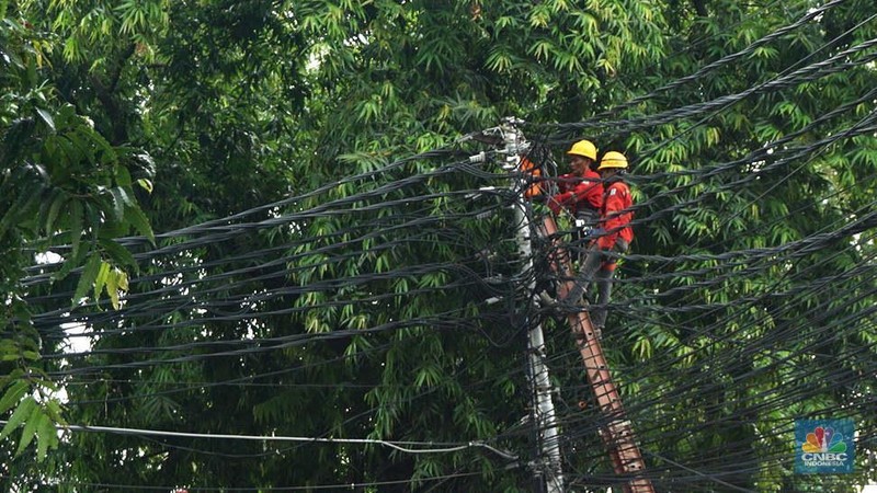 Jaringan kabel utilitas semrawut di Jalan Raya Kemang, Jakarta Rabu (13/11/2024). Semrawutnya jaringan kabel utilitas itu dikeluhkan warga karena selain mengurangi kenyamanan dan keindahan kota, juga berpotensi membahayakan pengguna jalan. (CNBC Indonesia/Muhammad Sabki)