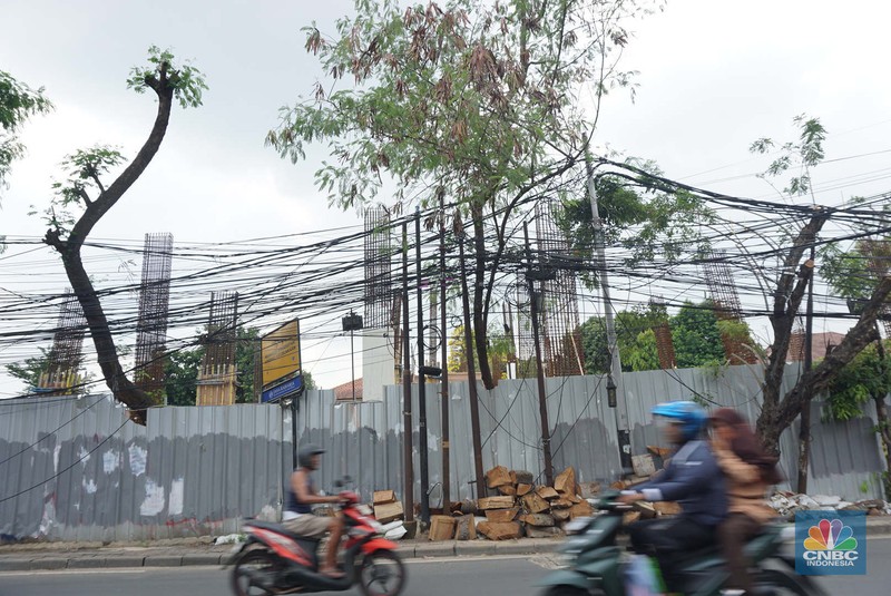 Jaringan kabel utilitas semrawut di Jalan Raya Kemang, Jakarta Rabu (13/11/2024). Semrawutnya jaringan kabel utilitas itu dikeluhkan warga karena selain mengurangi kenyamanan dan keindahan kota, juga berpotensi membahayakan pengguna jalan. (CNBC Indonesia/Muhammad Sabki) Jaringan kabel utilitas semrawut di Jalan Raya Kemang, Jakarta Rabu (13/11/2024). Semrawutnya jaringan kabel utilitas itu dikeluhkan warga karena selain mengurangi kenyamanan dan keindahan kota, juga berpotensi membahayakan pengguna jalan. (CNBC Indonesia/Muhammad Sabki)