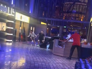 Mencekam! Kapal Pesiar Diterjang Badai, Penumpang Miring 45 Derajat