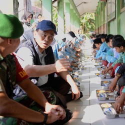 Menkop Budi Arie Cek Program Makan Bergizi Gratis di Sukabumi