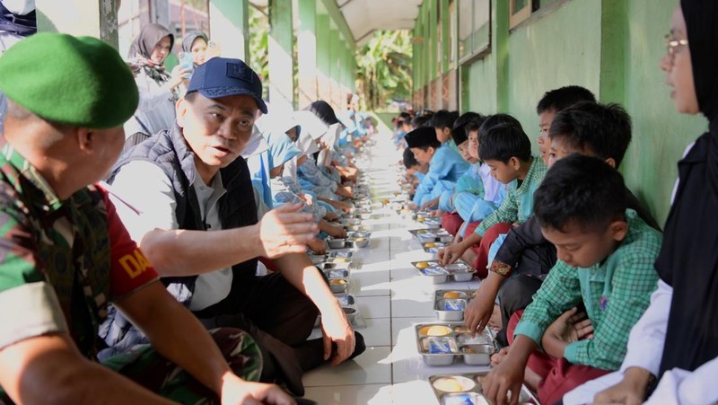 Menteri Koperasi (Menkop) Budi Arie Setiadi mengapresiasi pola pelaksanaan uji coba program Makan Bergizi Gratis (MBG) di Kabupaten Sukabumi, di Kecamatan Warung Kiara Kabupaten Sukabumi, Jawa Barat, Rabu (13/11/2024). (Dok. Humas Kementerian Koperasi)