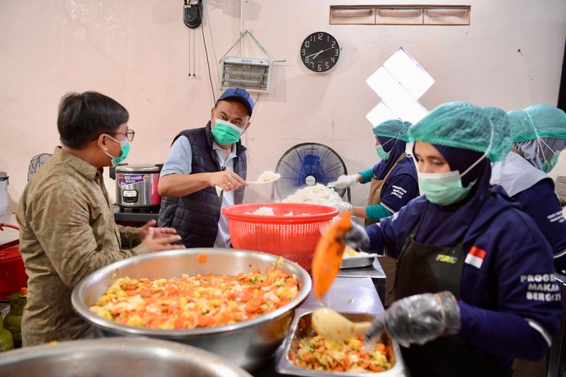 Menteri Koperasi (Menkop) Budi Arie Setiadi mengapresiasi pola pelaksanaan uji coba program Makan Bergizi Gratis (MBG) di Kabupaten Sukabumi, di Kecamatan Warung Kiara Kabupaten Sukabumi, Jawa Barat, Rabu (13/11/2024). Menteri Koperasi (Menkop) Budi Arie Setiadi mengapresiasi pola pelaksanaan uji coba program Makan Bergizi Gratis (MBG) di Kabupaten Sukabumi, di Kecamatan Warung Kiara Kabupaten Sukabumi, Jawa Barat, Rabu (13/11/2024). (Dok. Humas Kementerian Koperasi)