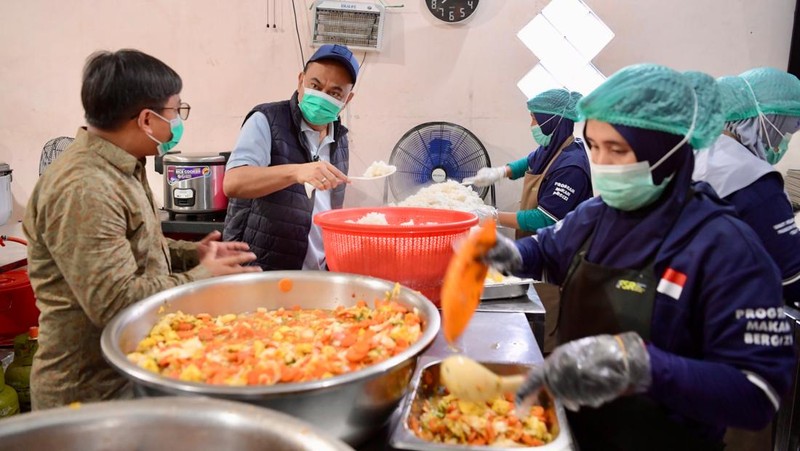 Menteri Koperasi (Menkop) Budi Arie Setiadi mengapresiasi pola pelaksanaan uji coba program Makan Bergizi Gratis (MBG) di Kabupaten Sukabumi, di Kecamatan Warung Kiara Kabupaten Sukabumi, Jawa Barat, Rabu (13/11/2024). (Dok. Humas Kementerian Koperasi)