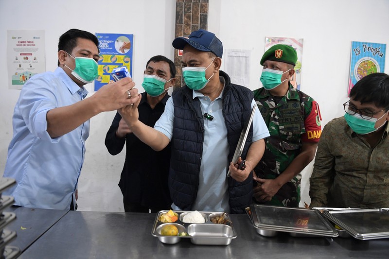 Menteri Koperasi (Menkop) Budi Arie Setiadi mengapresiasi pola pelaksanaan uji coba program Makan Bergizi Gratis (MBG) di Kabupaten Sukabumi, di Kecamatan Warung Kiara Kabupaten Sukabumi, Jawa Barat, Rabu (13/11/2024). Menteri Koperasi (Menkop) Budi Arie Setiadi mengapresiasi pola pelaksanaan uji coba program Makan Bergizi Gratis (MBG) di Kabupaten Sukabumi, di Kecamatan Warung Kiara Kabupaten Sukabumi, Jawa Barat, Rabu (13/11/2024). (Dok. Humas Kementerian Koperasi)