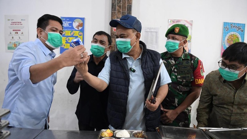 Menteri Koperasi (Menkop) Budi Arie Setiadi mengapresiasi pola pelaksanaan uji coba program Makan Bergizi Gratis (MBG) di Kabupaten Sukabumi, di Kecamatan Warung Kiara Kabupaten Sukabumi, Jawa Barat, Rabu (13/11/2024). (Dok. Humas Kementerian Koperasi)