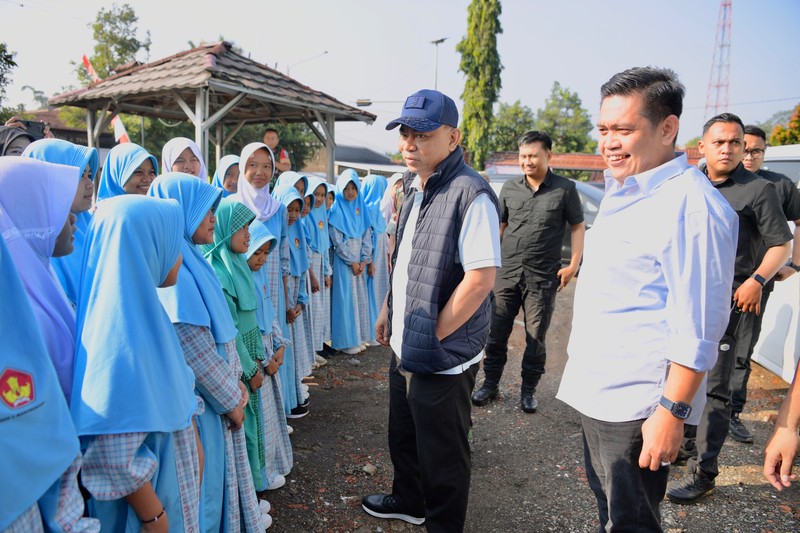 Menteri Koperasi (Menkop) Budi Arie Setiadi mengapresiasi pola pelaksanaan uji coba program Makan Bergizi Gratis (MBG) di Kabupaten Sukabumi, di Kecamatan Warung Kiara Kabupaten Sukabumi, Jawa Barat, Rabu (13/11/2024). Menteri Koperasi (Menkop) Budi Arie Setiadi mengapresiasi pola pelaksanaan uji coba program Makan Bergizi Gratis (MBG) di Kabupaten Sukabumi, di Kecamatan Warung Kiara Kabupaten Sukabumi, Jawa Barat, Rabu (13/11/2024). (Dok. Humas Kementerian Koperasi)