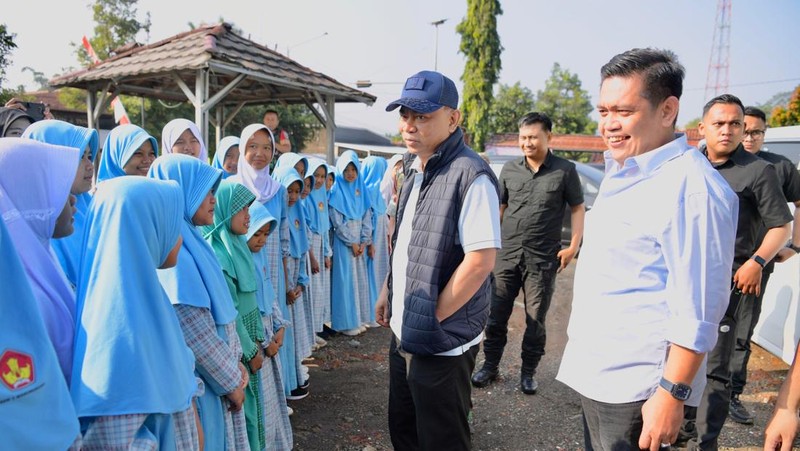 Menteri Koperasi (Menkop) Budi Arie Setiadi mengapresiasi pola pelaksanaan uji coba program Makan Bergizi Gratis (MBG) di Kabupaten Sukabumi, di Kecamatan Warung Kiara Kabupaten Sukabumi, Jawa Barat, Rabu (13/11/2024). (Dok. Humas Kementerian Koperasi)