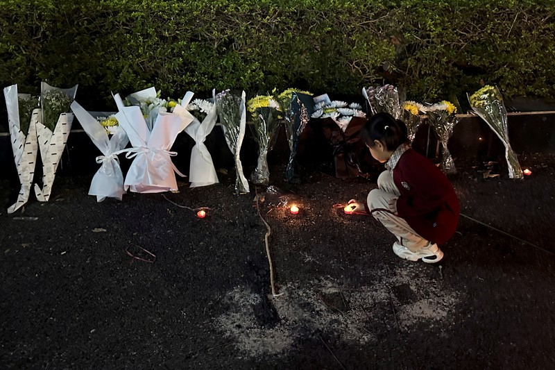 Orang-orang membakar dupa di dekat karangan bunga di luar pusat olahraga tempat serangan tabrak lari mematikan terjadi, di Zhuhai, Guangdong, China, (12/11/2024). (REUTERS/Tingshu Wang) Orang-orang membakar dupa di dekat karangan bunga di luar pusat olahraga tempat serangan tabrak lari mematikan terjadi, di Zhuhai, Guangdong, China, (12/11/2024). (REUTERS/Tingshu Wang)