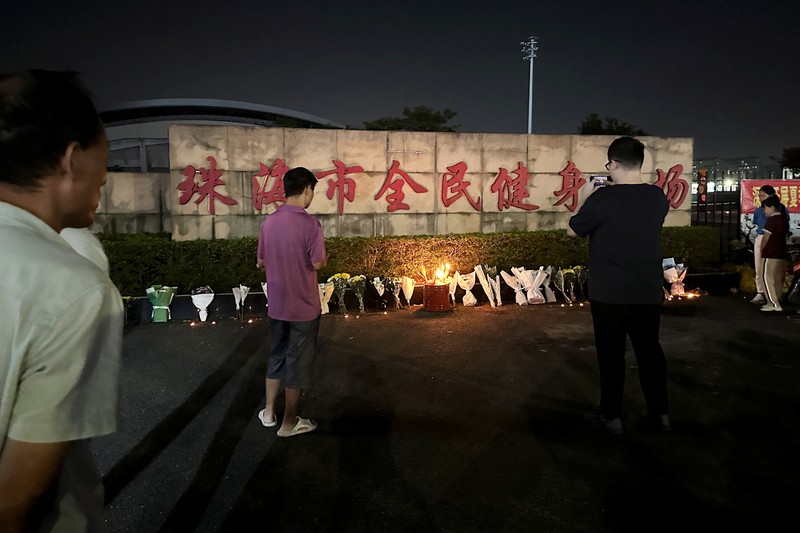 Orang-orang membakar dupa di dekat karangan bunga di luar pusat olahraga tempat serangan tabrak lari mematikan terjadi, di Zhuhai, Guangdong, China, (12/11/2024). (REUTERS/Tingshu Wang) Orang-orang membakar dupa di dekat karangan bunga di luar pusat olahraga tempat serangan tabrak lari mematikan terjadi, di Zhuhai, Guangdong, China, (12/11/2024). (REUTERS/Tingshu Wang)