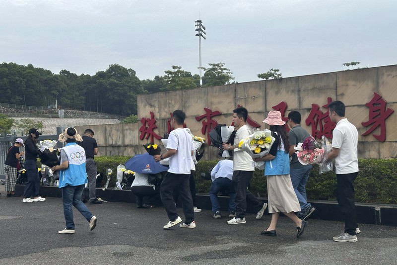 Orang-orang membakar dupa di dekat karangan bunga di luar pusat olahraga tempat serangan tabrak lari mematikan terjadi, di Zhuhai, Guangdong, China, (12/11/2024). (REUTERS/Tingshu Wang) Orang-orang membakar dupa di dekat karangan bunga di luar pusat olahraga tempat serangan tabrak lari mematikan terjadi, di Zhuhai, Guangdong, China, (12/11/2024). (REUTERS/Tingshu Wang)