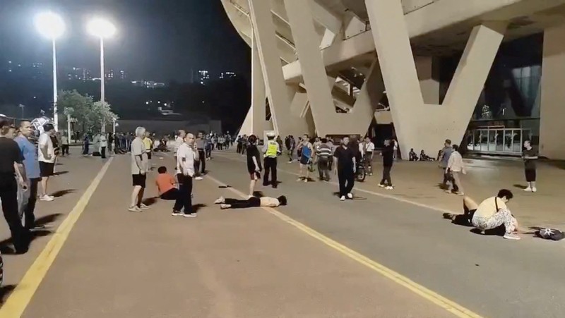 Petugas darurat bekerja di dekat lokasi dugaan serangan tabrak lari, yang menyebabkan beberapa orang terluka, di luar pusat olahraga, di Zhuhai, Tiongkok, 11 November 2024, dalam gambar diam yang diambil dari video media sosial. (Social Media/via REUTERS)